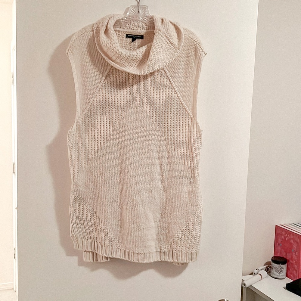Banana Republic mock neck sleeveless sweater. GUC.